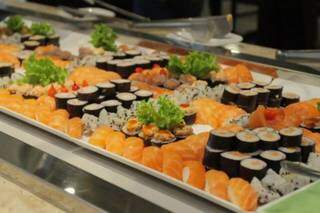 Rodízio inclui variedade de comida japonesa à vontade no buffet. (Foto: Marcos Maluf)