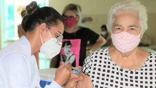 Idosa toma reforço da vacina na Seleta, em Campo Grande. (Foto: PMCG)