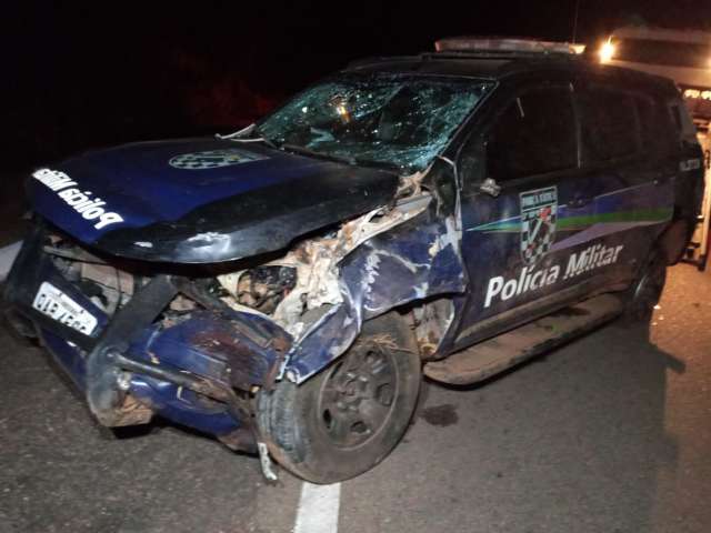 Viatura da PM capota e fica destru&iacute;da ap&oacute;s anta invadir pista da BR-359