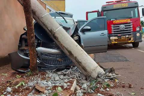 Motorista perde controle da direção e derruba poste em avenida 