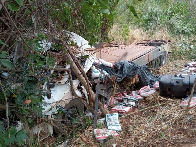 Motorista morre ap&oacute;s caminh&atilde;o com carga de sal tombar em serra