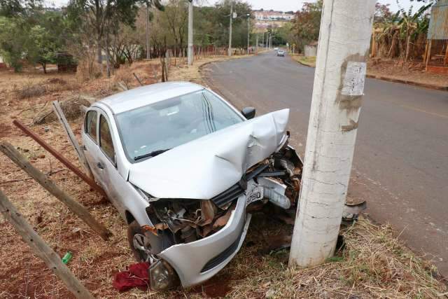 Segunda colis&atilde;o do dia, motorista de Voyage destr&oacute;i grade e bate em poste 