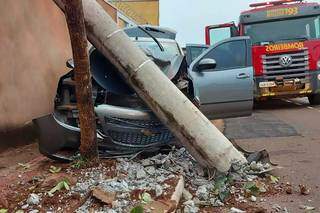 A frente do carro e o poste ficaram destruídos. (Foto: Geisy Garnes)