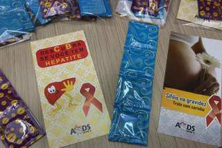 Preservativos e folders com informações doenças transmissíveis. (Foto: Divulgação)