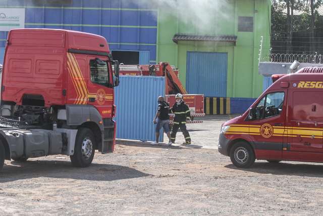 Inc&ecirc;ndio destr&oacute;i material em estoque de transportadora 