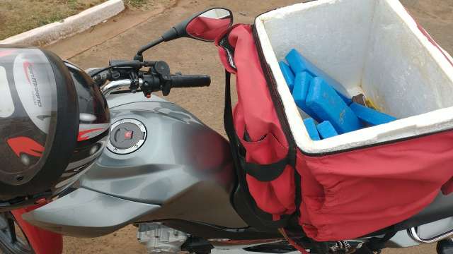 Motoentregador &eacute; preso durante &quot;delivery de droga&quot; no Rouxin&oacute;is