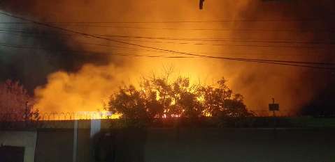 Incêndio durante a madrugada destrói parte de madeireira no Jardim Tijuca