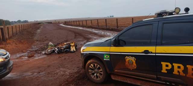 Motociclista tenta fugir da PRF em estrada vicinal, mas derrapa e &eacute; preso