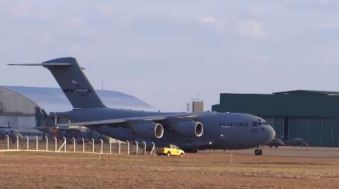 No domingo, passatempo foi ver a partida de aviões gigantes na orla do aeroporto