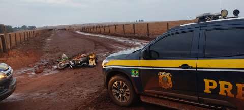 Motociclista tenta fugir da PRF em estrada vicinal, mas derrapa e &eacute; preso