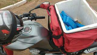 Motoentregador &eacute; preso durante &quot;delivery de droga&quot; no Rouxin&oacute;is