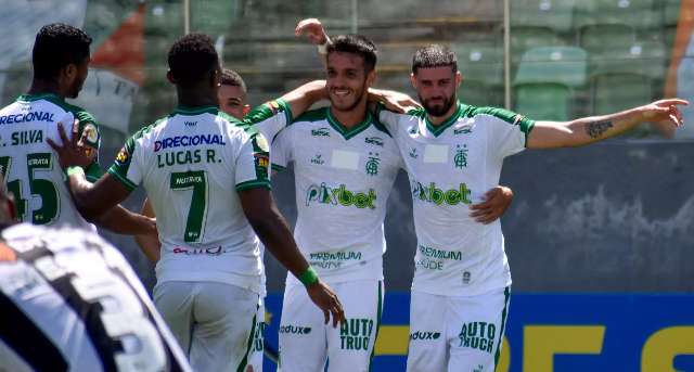 Em partida matinal, Am&eacute;rica-MG vence o Cear&aacute; e fica perto de deixar o Z-4