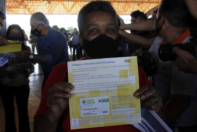 Reinaldo entrega cart&otilde;es a fam&iacute;lias beneficiadas com R$ 200 por m&ecirc;s