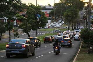 Veículos em avenida de Campo Grande. (Foto: Kisiê Ainoã | Arquivo)