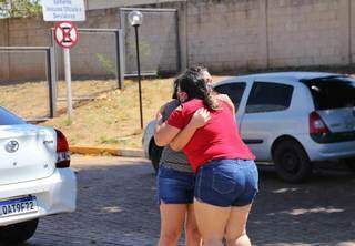 Julivânia (de blusa cinza) foi avisada por vizinha sobre acidente que matou sua mãe. (Foto: Paulo Francis)