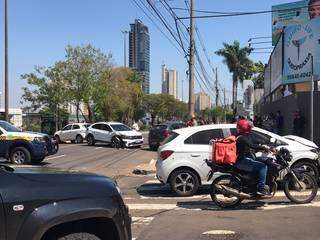 Onix branco (à direita) e outros três carros destruídos no meio da Afonso Pena. (Foto: Mariely Barros)