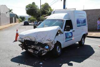 Parte frontal da Fiorino ficou completamente destruída após acidente. (Foto: Kísie Ainoã)