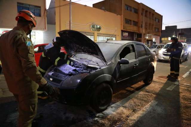 Comerciantes socorrem motorista ap&oacute;s carro ferver e pegar fogo na Cal&oacute;geras