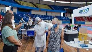 Idosa recebe terceira dose da vacina contra covid. (Foto: Diogo Gonçalves/PMCG)