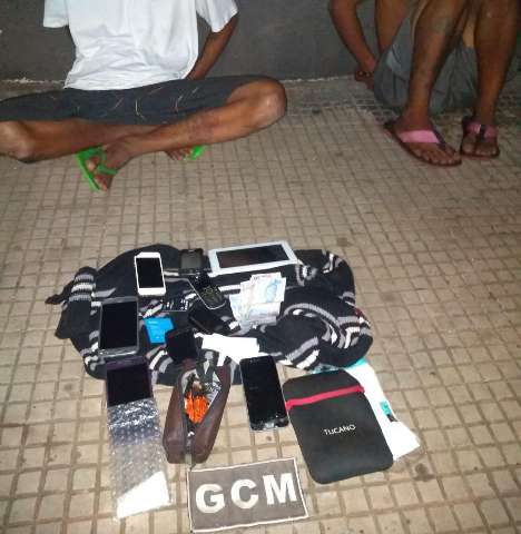 Dupla arromba loja de assist&ecirc;ncia, furta iPhones e &eacute; presa pela Guarda