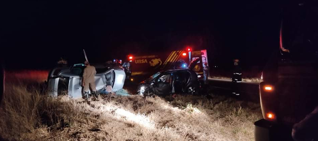 Acidente entre dois carros mata pai e filho na BR-262 