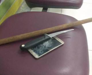 Balconista &eacute; agredida a pauladas at&eacute; desmaiar ap&oacute;s &quot;puxar ficha&quot; de companheiro