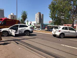 Nivus e Gol envolvidos em acidente na Afonso Pena. (Foto: Mariely Barros)