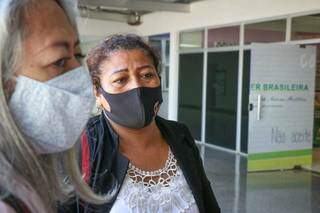 Rosana foi até a Deam, acompanhada da advogada Luciane Zaidan. (Foto: Henrique Kawaminami)