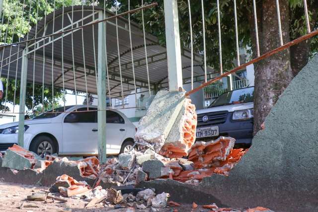 Motorista b&ecirc;bado invade muro de condom&iacute;nio e &eacute; preso em flagrante