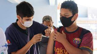 Adolescente sendo vacinado durante a ação no terminal. (Foto: Divulgação)