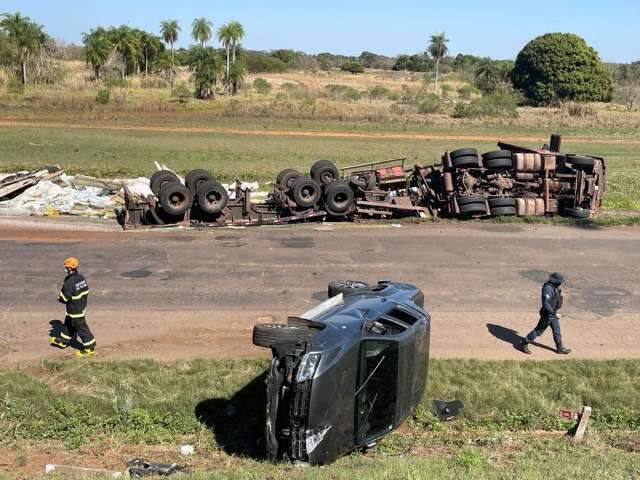 Camionete e carreta transportando produtos químicos capotam na MS-480