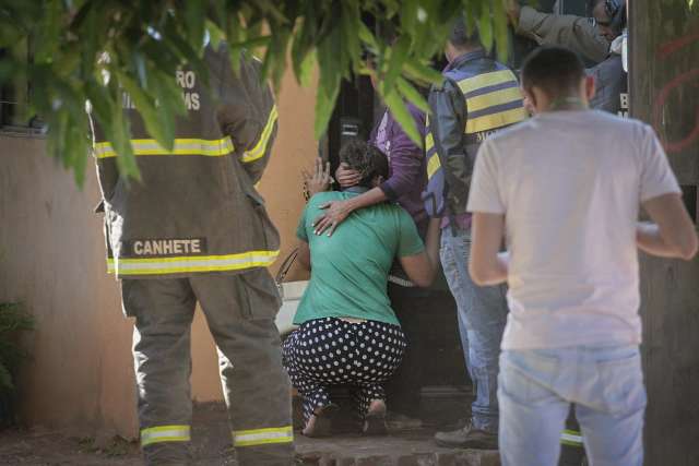 Mulher se desespera ao ver casa destru&iacute;da ap&oacute;s curto-circuito em brinquedo