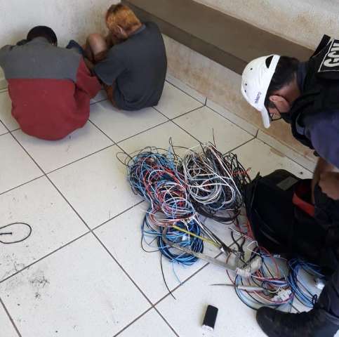 Dois s&atilde;o presos ap&oacute;s invadir casa e furtar fios de energia el&eacute;trica
