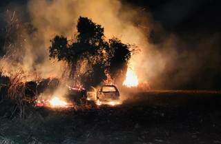 Carro em chamas encontrado logo após roubo em Mariluz (PR). (Foto: Divulgação/PM)