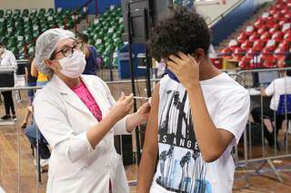 Adolescente se vacina contra a covid-19 em Campo Grande (Foto: Paulo Francis/Arquivo)