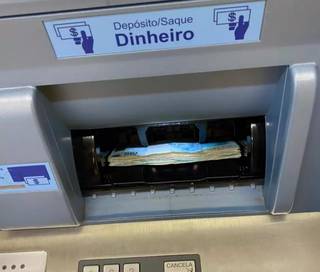 Dinheiro no caixa eletrônico em Campo Grande. (Foto: Arquivo)