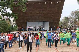 Pessoas dançando passinho do flashmob durante evento na Praça do Rádio. (Foto: Arquivo/Henrique Kawaminami)