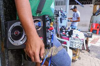 Trabalhador informal vendendo produtos no Centro de Campo Grande. (Foto: Henrique Kawaminami)