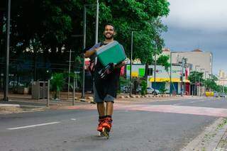 Murilo já viajou milhares de quilômetros, costuma registrar a cidade e agora, vende geladinhos usando patins. (Foto: Arquivo Pessoal)