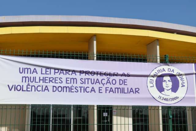 Ap&oacute;s 4 anos de separa&ccedil;&atilde;o, ex causa confus&atilde;o, amea&ccedil;a mulher e fere dois com fac&atilde;o