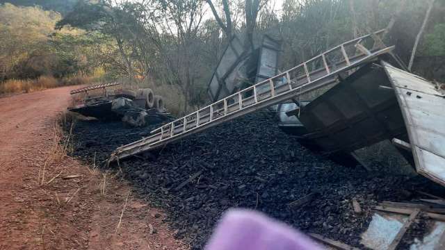 Carregada de carv&atilde;o, carreta tomba e fica completamente destru&iacute;da em rodovia