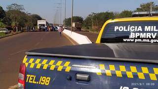 Viatura da polícia no bloqueio feito por índios na MS-156, em Dourados (Foto: Divulgação)