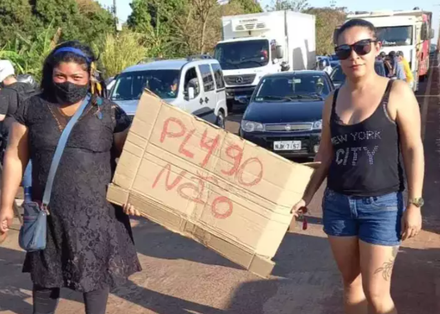 Ind&iacute;genas liberam rodovias e prometem mais bloqueios na quinta