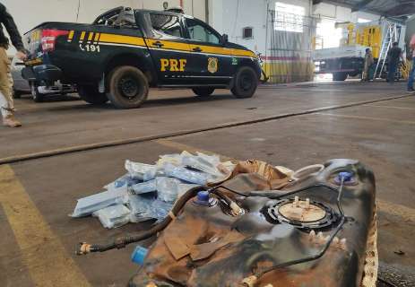 Trio &eacute; preso com drogas escondidas em tanque de combust&iacute;vel de ve&iacute;culo 