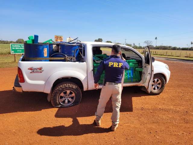 PRF atira em pneus de caminhonete com drogas e muni&ccedil;&otilde;es na BR-060