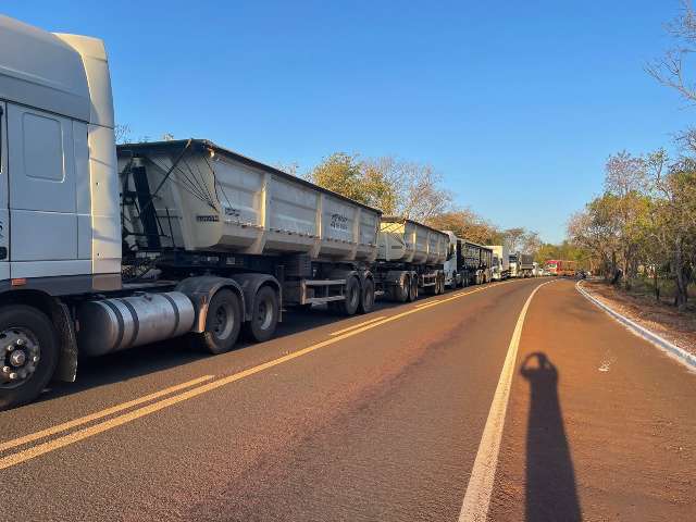 Protesto de ind&iacute;genas causa fila de 3 km perto de Miranda