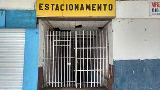 Bandidos pularam portão do estacionamento para furtarem fios do subsolo. (Foto: Cristiano Arruda)