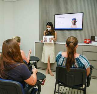 Cursos livres e treinamentos, com métodos ideais para quem deseja se destacar na área da harmonização facial. (Foto: Kísie Ainoã)