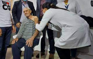 Idoso recebe terceira dose de vacina no Asilo São João Bosco. (Foto: Marcos Maluf)