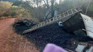 Destroços da carreta que tombou em estrada vicinal. (Foto: O Pantaneiro)